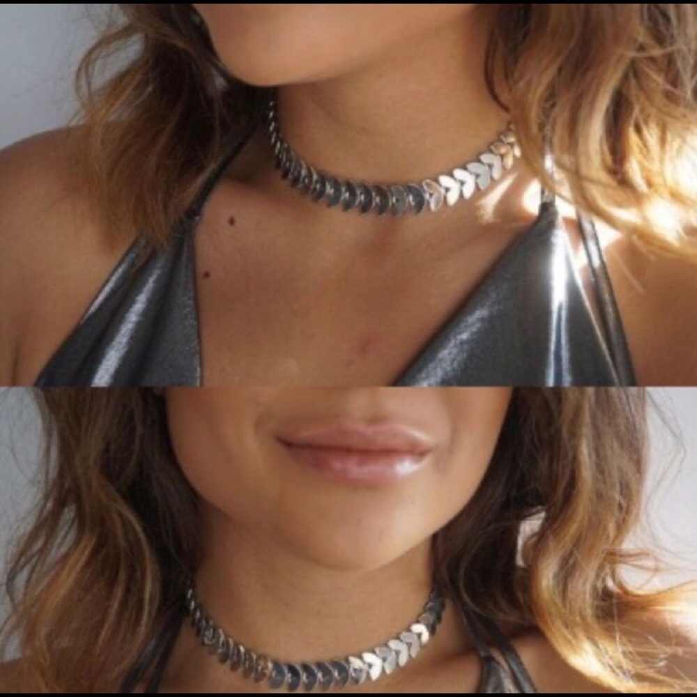 Trendy Silver Chevron Choket
